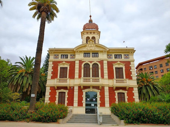 Palacete de Ayora es  emblemático edificio valenciano de principios del siglo XX con cúpula octogonal, ubicado en el barrio de Ayora, cuenta con un pequeño  parque con una zona infantil.