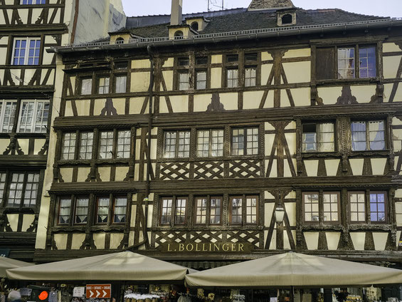 Bild: Über die Rue Mercière oder Krämergasse kommt man zum Place de la Cathédral in Strasbourg
