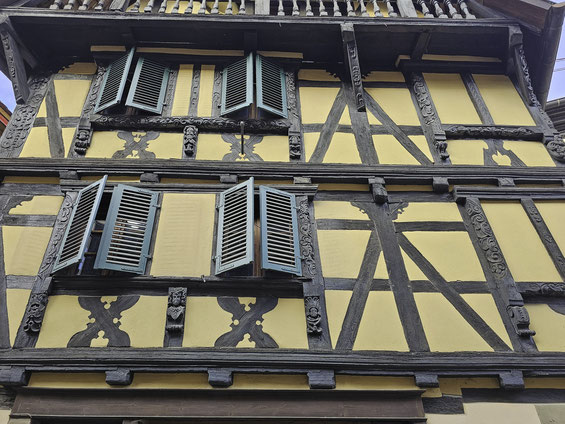 Haus mit kunstvoll geschnitztem Fachwerk in Bouxwiller