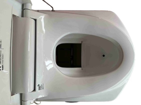 トイレ本体の背面に屋外がある場合、本体背面から排気管、尿配管を出します。