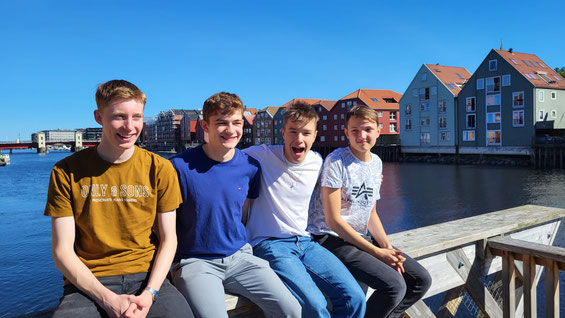 Die vier neuen Praktikanten (v.l.n.r.): Jannis, Benjamin (Trondheim), Benedikt und Johannes. (Foto: Theo)