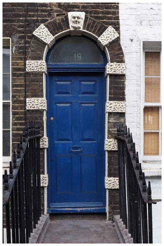 alte blaue Tür im Londoner East End