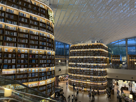 la libreria nel centro commerciale Starfield del quartiere Gangnam di Seoul