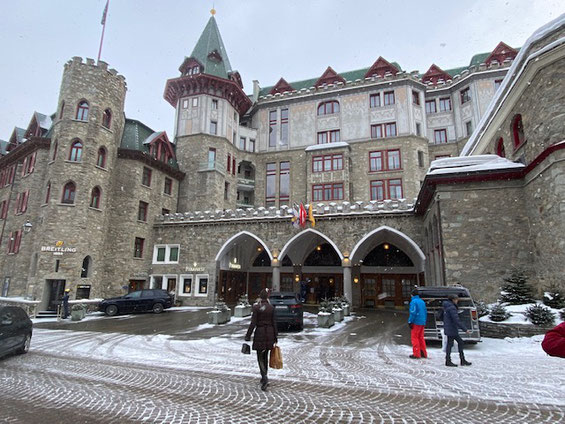 antico grand hotel in pietra sotto una nevicata a St. Moritz