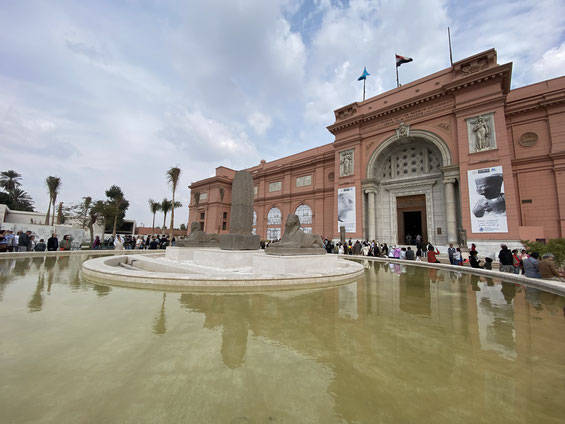 ingresso del Museo egizio del Cairo, con la fontana al centro e palazzo di color rosa