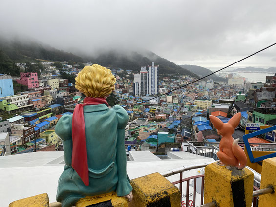 statua del Piccolo Principe e della volpe del deserto su vista panoramica sui tetti colorati del Gamcheon Cultural Village di Busan