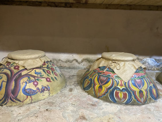 anfore per la conservazione del vino armeno ad Areni, dipinte a mano con colori vivaci (dal blu, al giallo al rosso)