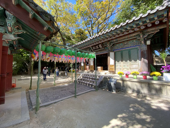 il tempio buddhista di Bulkgusa con lanterne colorate attaccate nel suo patio e vasi di fiori al suo esterno