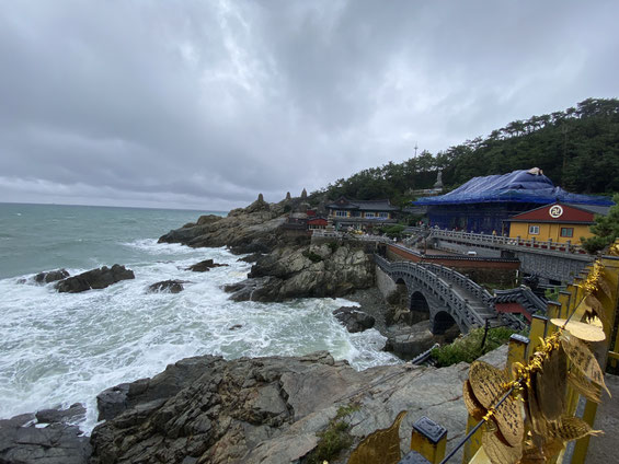 l'unico tempio buddhista ad essere affacciato sugli scogli e sul mare