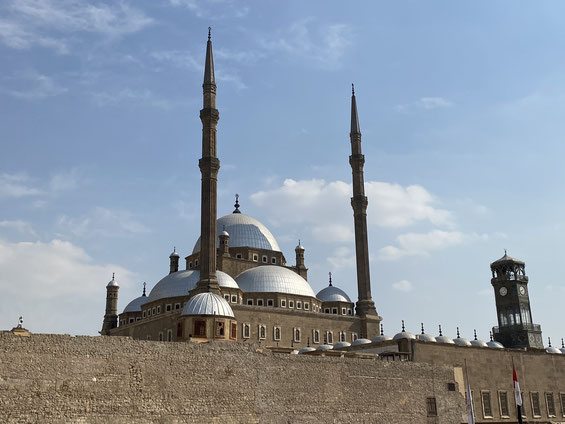 la moschea della Cittadella di Saladino con le cupole argentate e la torre dell'orologio
