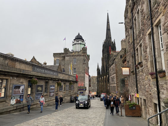 vista sul Royal Mile di Edimburgo con Catedrale sullo sfondo e taxi nero