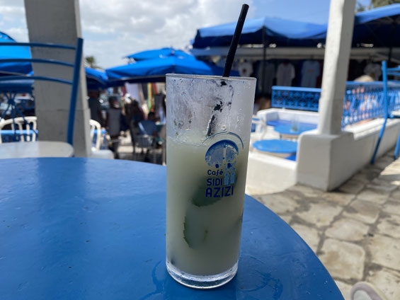 limonata in bicchiare su tavolo blu di un cafè di Sibi Bou Said in Tunisia