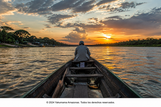 Turista navegando por un río amazónico al atardecer cerca de Iquitos, inicio de una expedición hacia la selva y los albergues de la Amazonía peruana.