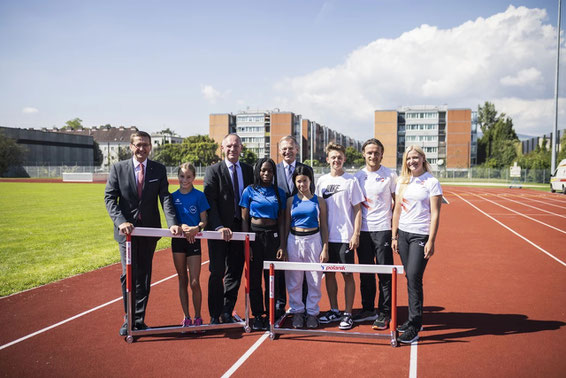 Innenminister Gerhard Karner, Landeshauptmann Thomas Stelzer, Landesrat Markus Achleitner und  unsere Athlet:innen Ashley Boateng, Lea Grubmüller und Kevin Kamenschak bei der Eröffnung der Polizeisportanlage © Land OÖ/Max Mayrhofer