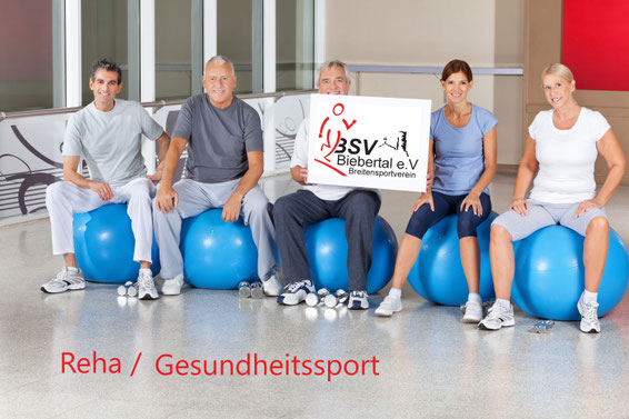Teilnehmer eines Rehasportkurses sitzen auf Gymnastikbällen