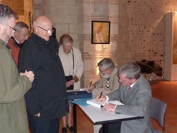 Les auteurs dédicaçant leur livre lors de sa sortie à Angers