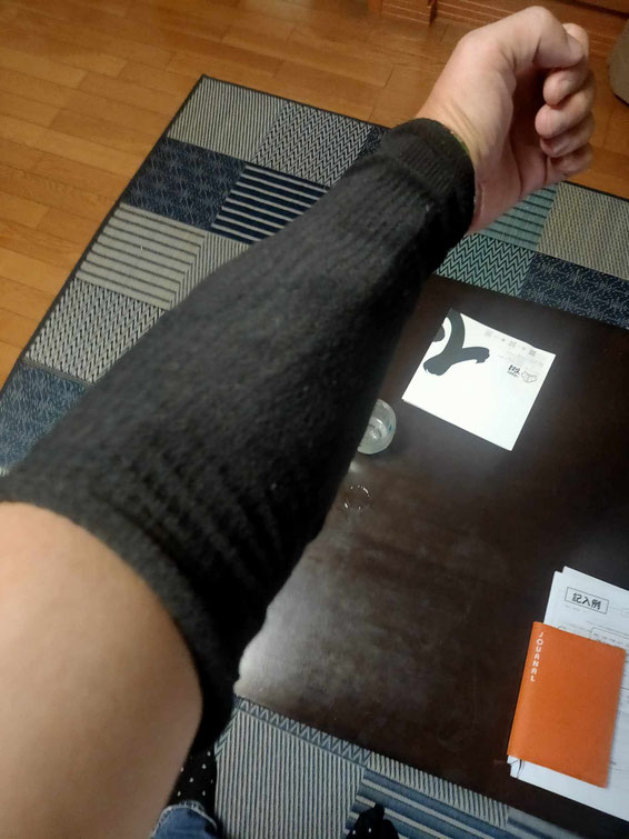 靴下の先を切って包帯サポーターがわりに