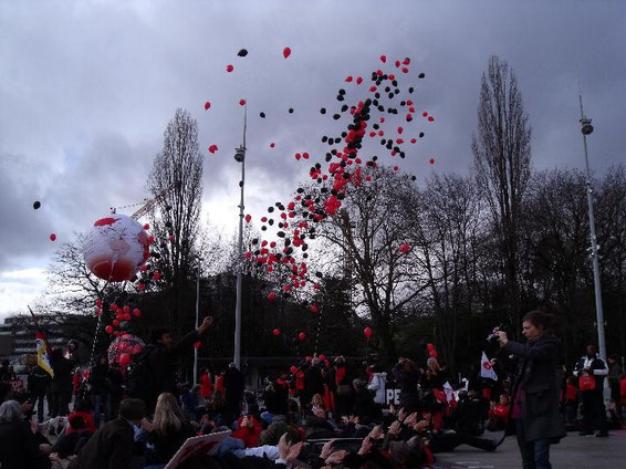 Luftballons in den Farben des Kongresses steigen in den Himmel...