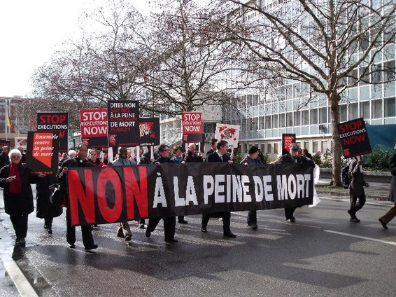 Die Kongressteilnehmer auf dem Weg zur Demonstration vor dem Gebäude der Vereinten Nationen.