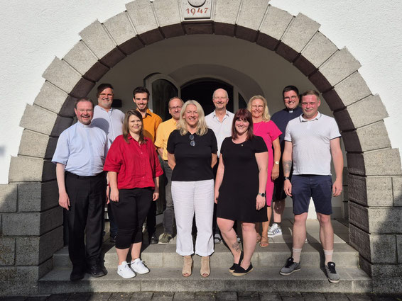 (vorne v. links): Altpräses Georg Leonhard Bühler, Daniela Dörfler, Angelika Hartwig, Anna Mayer, Pius Hellmich (hinten v. links): Herbert Werner, Jonas Behrendt, Stefan Mayer, Anton Stichl-mair, Regina Reiter, Neupräses Florian Stadlmayr