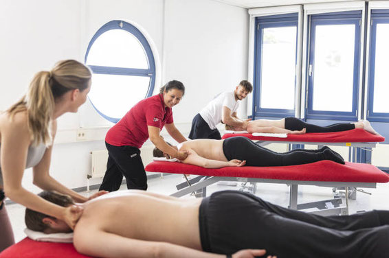 Behandlung von Patienten an der Physiotherapie Schule Stuttgart 