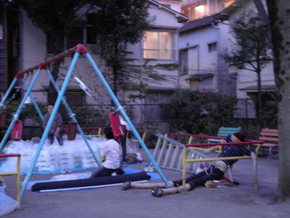 「一日中よっかかってただけだけど、疲れたぞ」と人形は最後につぶやく