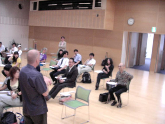 「フルクサス(Fluxus)パフォーマンス」 各人が別のパフォーマンスをしている。