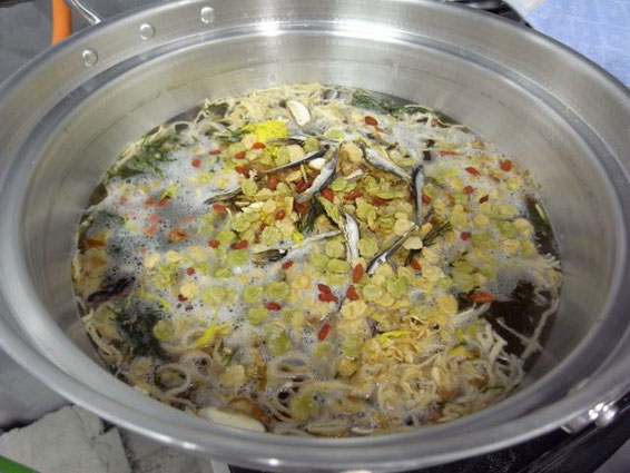 いろいろな乾物を入れて20分ほど煮込めば、ダシがきいたスープに