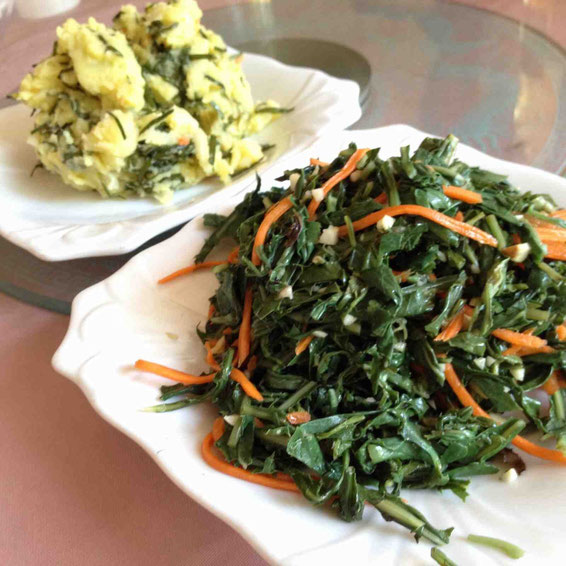 手前は苦菜という「山菜」の和えもの。奥は沙葱という野菜とマッシュポテトを和えている。