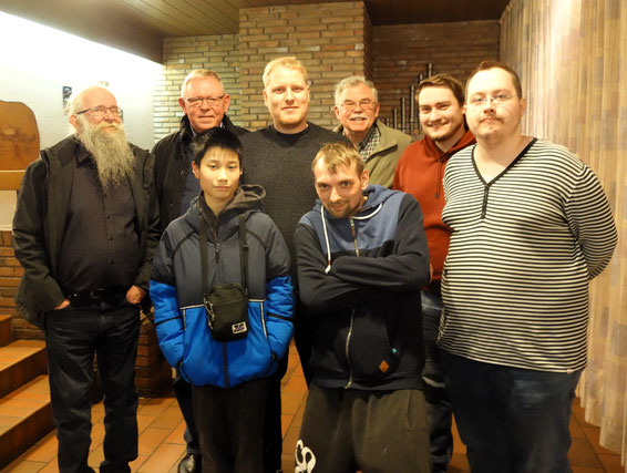 Die Teilnehmer der SG Drewer am geselligen Schachabend in Disteln (v. l. n. r.): Werner Seifert, Uwe Nebel, Tri Quang Tran, Henri Berner, Ricardo Vormann, Axel Obdenbusch, Marius Kraft und Niklas Herche (Foto: B. Oelmann)