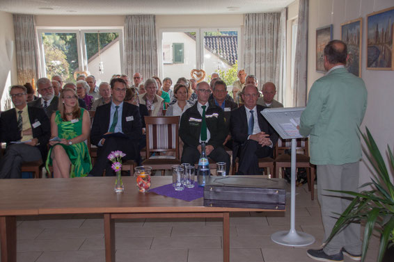 im Vordergrund rechts: Helm-Eckart Hink, 1. Reihe von links: Stv. SDW-Landesvorsitzender BM Reinhold Sczuka, Waldfee Sonja Bischoff, Landrat Dr. Richart Sigel, Forst-BW-Vorstand Felix Reining, Landtagsvizepräsident Wilfried Klenk