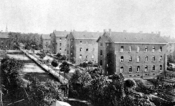 Blick in die Siedlung der Arbeiterkolonie Kronenberg (um 1910), in einem solchen Haus wohnte die Familie Gawenda von 1885 bis 1910)