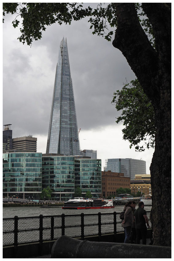 Blick vom Tower of London auf das Hochhaus The Shard