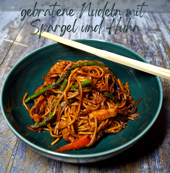 Nudeln und Spargel aus dem Wok