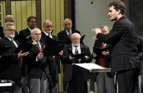 neuer Chorleiter Marvin Weigert_ Auftritt beim Grupp.chor Konzert in Bad Kissingen