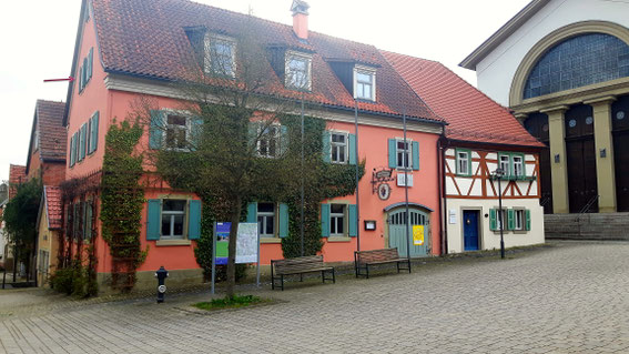 Sängerheim-Ebenhausen, Kirchplatz 1