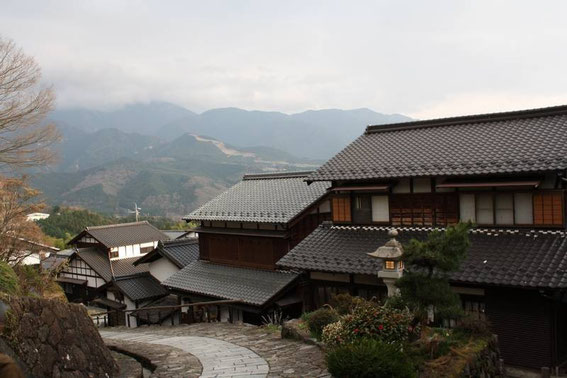 Magome : la lanterne du Masugata et la vallée...