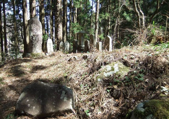 Jizō et pierres gravées