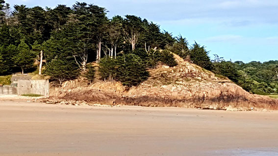 This Le Grouin point with type 680 casemate and its Pak 40 on the left. The rock is a natural barrier especially when high tide and splits the bay.