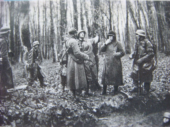 German Grenadiers in the Luetzelwald have a smoke just prior a French Assault. The CP is just visible at the right bottom.