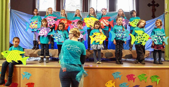 Chorwürmchen - Kindermusical "Regenbogenfisch, komm hilf mir"  - 24.10.2015