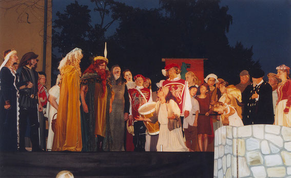 "Der Schelm von Bergen"  Aufführung im Jahre 2005 auf der Freilichtbühne vor der Schelmenburg - bei schlechtem Wetter wird auf die Bühne in der Stadthalle ausgewichen.