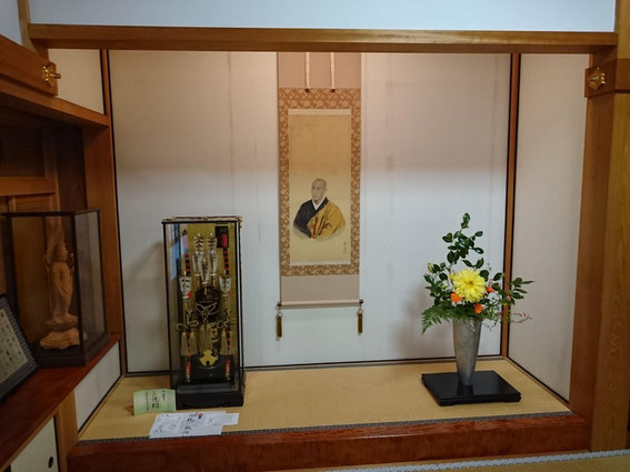 赤穂郡上郡町 S様宅 すばらしいお床のために小さく見えますが、大きな破魔弓です。