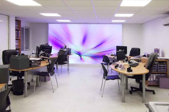 Toilte lumineuse en décor du bureau open sapece, luminosité variable sur commande