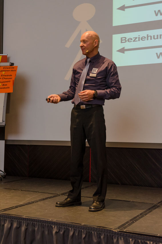 26 - Der Präsentationstrainer / Rhetoriktrainer PETER MOHR in einem Präsentationstraining / Rhetoriktraining