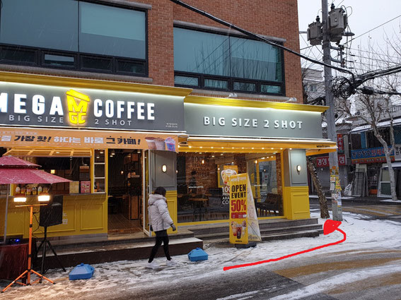 左手にカフェ(MEGA COFFEE)がある道を左折 