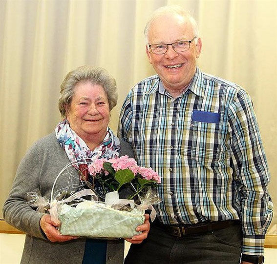 Ehrung - Hilde Gessner - 70 Jahre Mitglied - durch den Vorsitzenden Gerhard Scheller