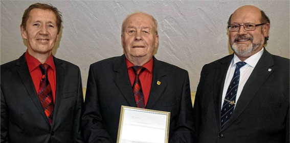 Ehrung 2016 - von links: Vorsitzender Bernd Brönner, Franz-Josef Schmitt 50 J, Gruppenvors. Wolfgang Sittler