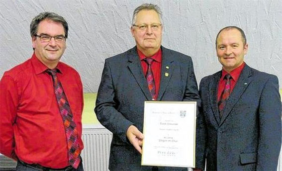 Ehrung Walter Stark (40J) durch Grp.-Chorleiter Stefan Rappelt und 2. Vors. Harald Johanni - 2014