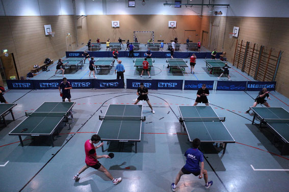 (1) Dietrich-Bonhoeffer-Sporthalle, Breslauer Str. 60, max. 12-15 Tische